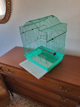 Jaula para pájaros verde y blanca
