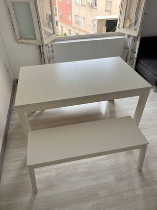 Tavolo allungabile in legno con panche.
