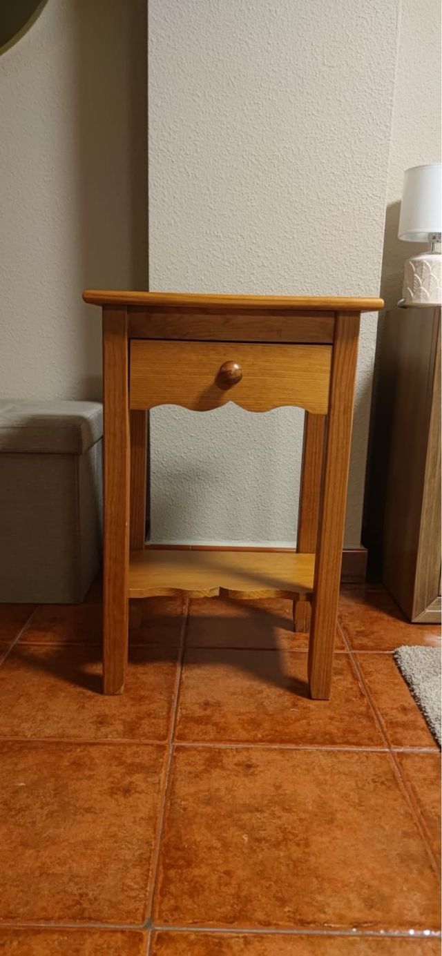 Mesa auxiliar de madera