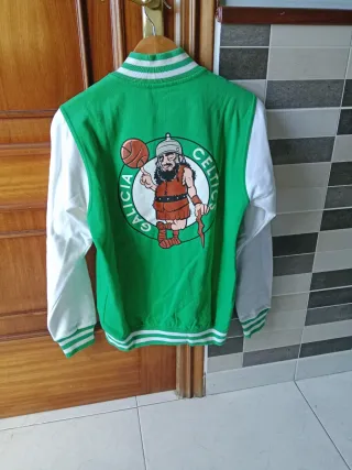 Chaqueta estilo universitario verde y blanco