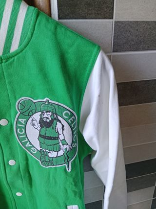 Chaqueta estilo universitario verde y blanco