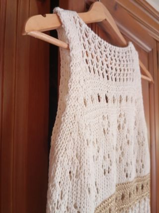 Top de ganchillo beige y dorado