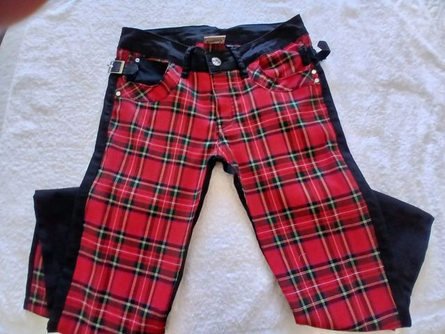Pantalón cuadros rojo y negro con cuero