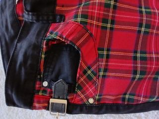 Pantalón cuadros rojo y negro con cuero