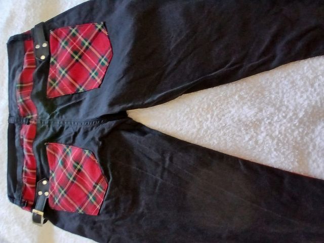 Pantalón cuadros rojo y negro con cuero