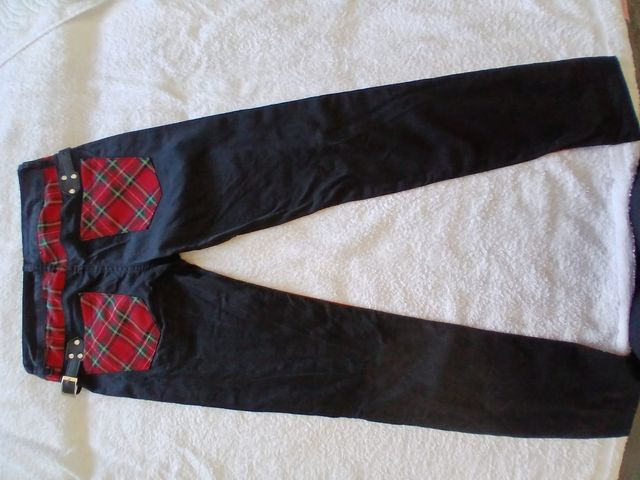 Pantalón cuadros rojo y negro con cuero