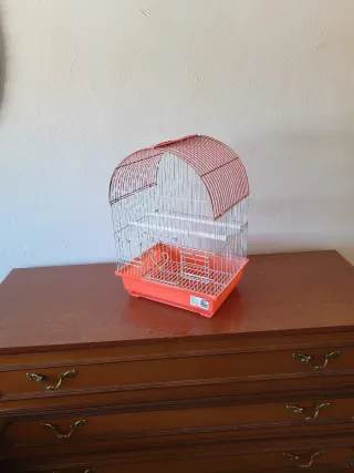 Jaula para pájaros naranja y roja