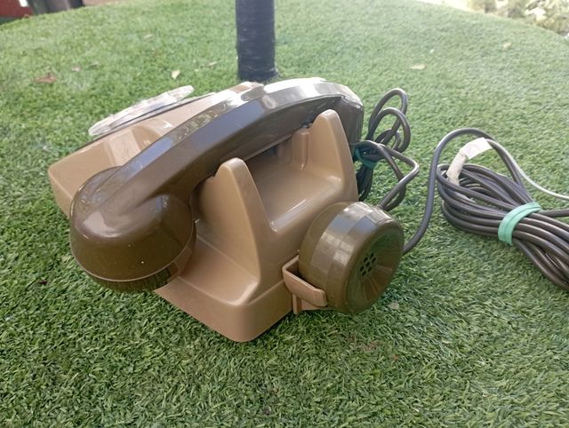 Teléfono antiguo con auricular espía