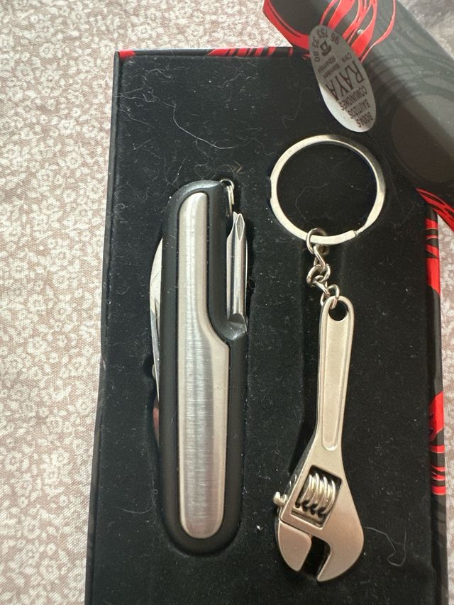 Llavero multiusos plateado