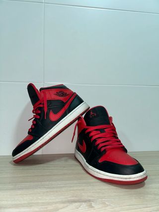 Zapatillas Jordan 1 Mid Negro/Rojo