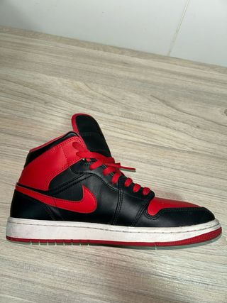 Zapatillas Jordan 1 Mid Negro/Rojo