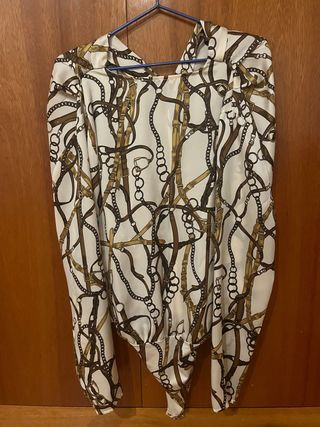 Blusa con estampado de cadenas y cinturones