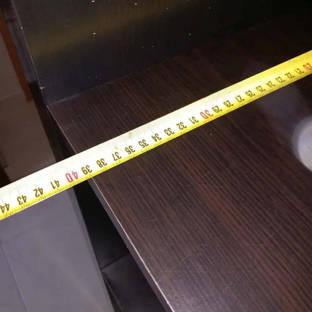 Estantería modular negra.