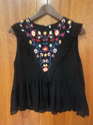 Camisa negra bordada floral