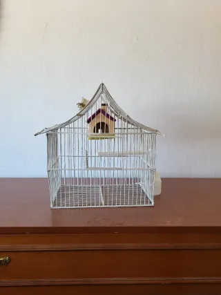 Jaula para pájaros blanca con casita