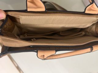 Bolso de mujer marrón con logo