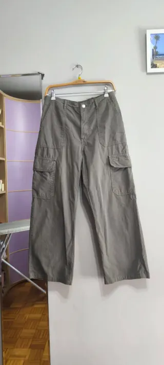 Pantalón cargo caqui . Zara . Talla M