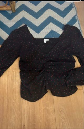 Blusa negra con corazones rojos talla M
