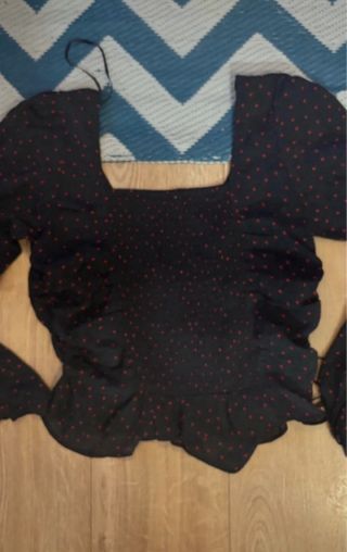 Blusa negra con corazones rojos talla M