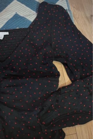 Blusa negra con corazones rojos talla M