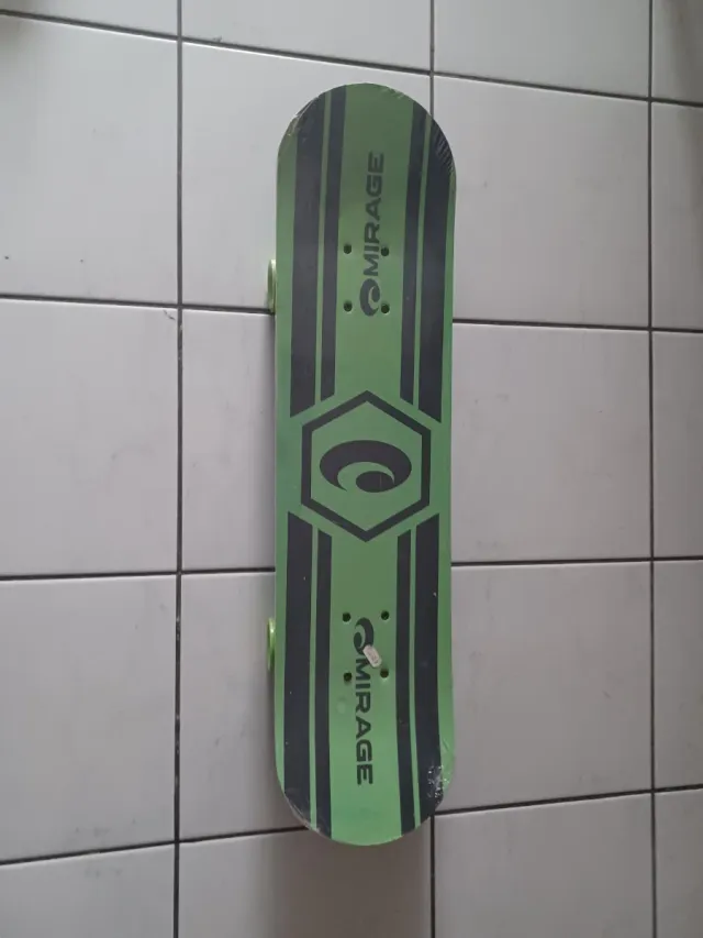 Skateboard Mirage verde e nero