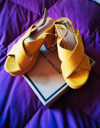 Sandalias de tacón amarillas