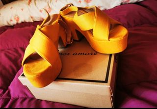 Sandalias de tacón amarillas