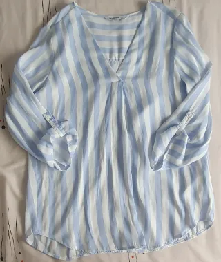 Blusa Stradivarius cuello pico rayas azul y blanco