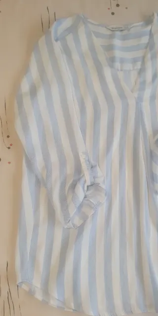 Blusa Stradivarius cuello pico rayas azul y blanco