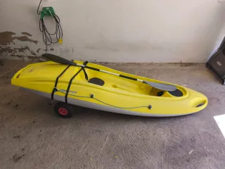 Kayak de mar con pala y carro de transporte