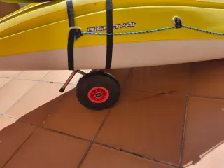 Kayak de mar con pala y carro de transporte