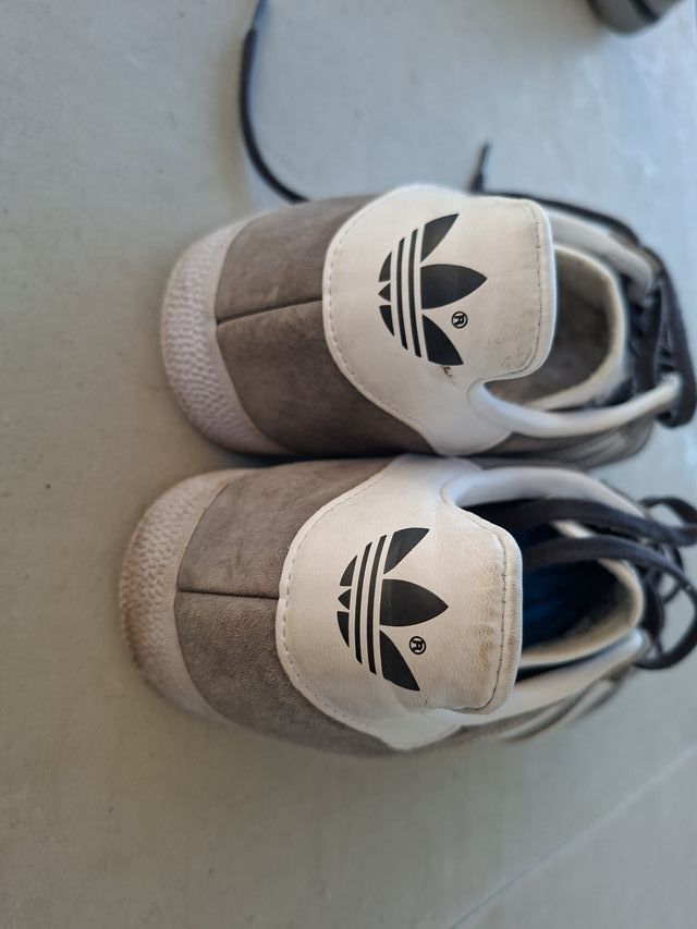 Adidas Gazelle grises y blancas