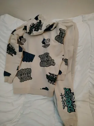 Conjunto Chándal Beige con Estampado Graffiti