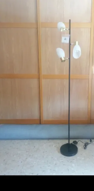 Lámpara de pie negra con 3 luces