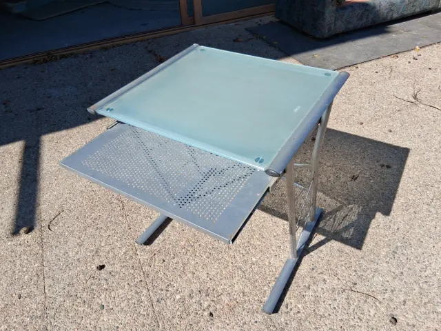 Escritorio de cristal y metal