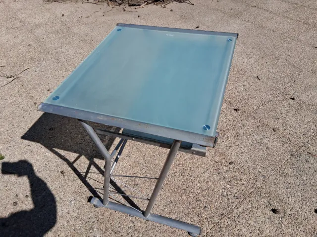 Escritorio de cristal y metal