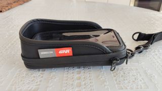 Soporte Móvil para Moto marca Givi Impermeable