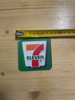 Targhetta logo 7-Eleven design bianco