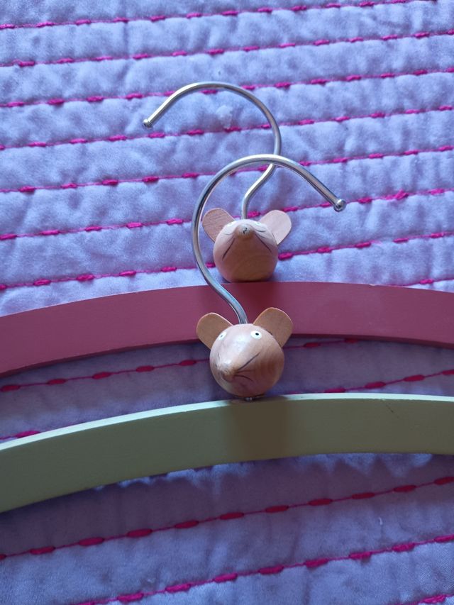 Perchas infantiles de madera y metal