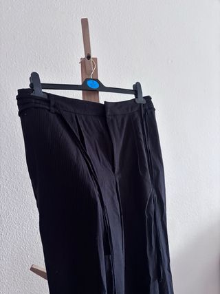 Pantalón negro rayas fino talla 42. 