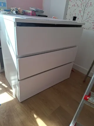 Cómoda Malm IKEA 3 cajones.
