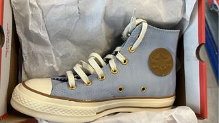 Converse azul y dorado
