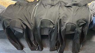 Chaqueta ciclista azul y 3 pantalones