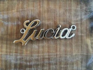 Lucia nombre en acero plateado.