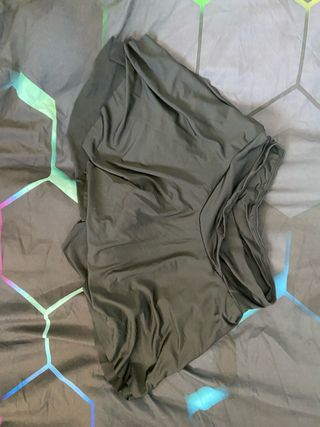 Falda negra con pantalón y bolsillo