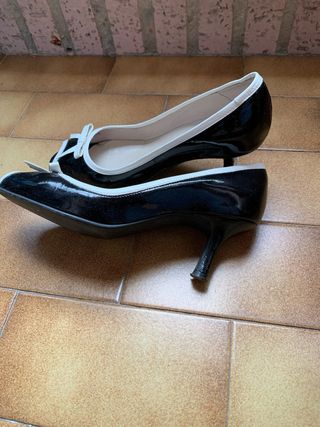 Zapatos de tacón negros y blancos