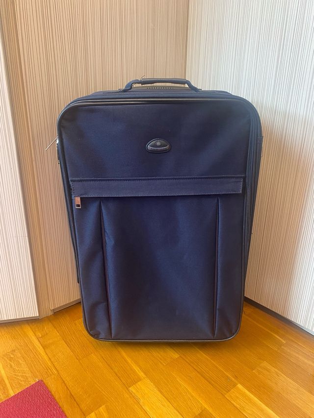 Maleta azul de viaje