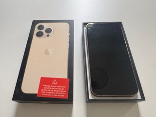 iPhone 13 Pro Gold + Fundas Verde y negra.