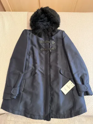 Parka azul con capucha y pelo