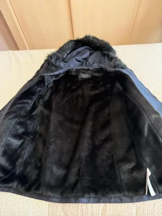 Parka azul con capucha y pelo